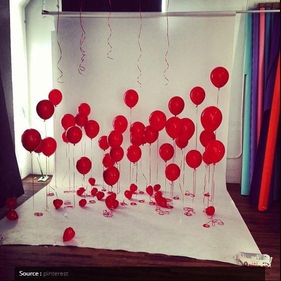 Des ballons rouge et un fond blanc